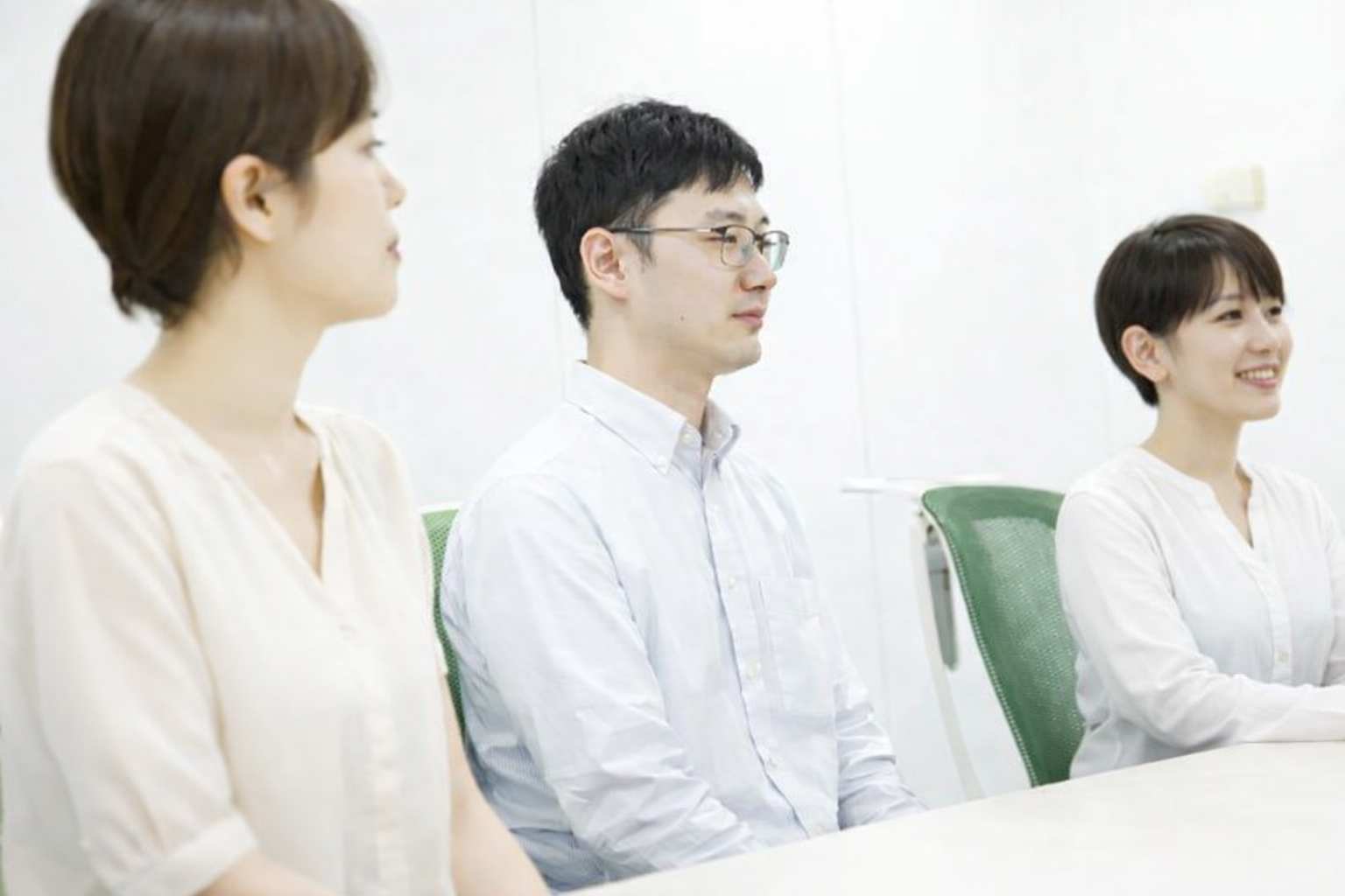 オフィスで座る三人の若者.png