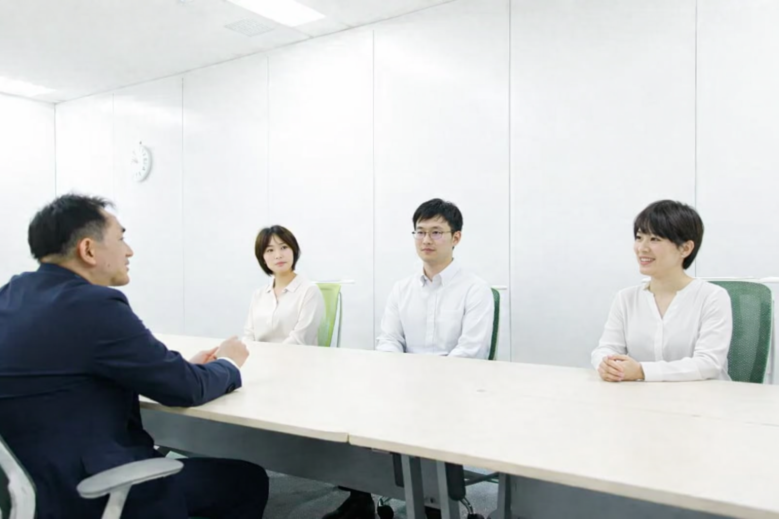 会議室での職場の会話.png